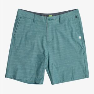 NWOT men’s size 28 Quiksilver amphibian shorts